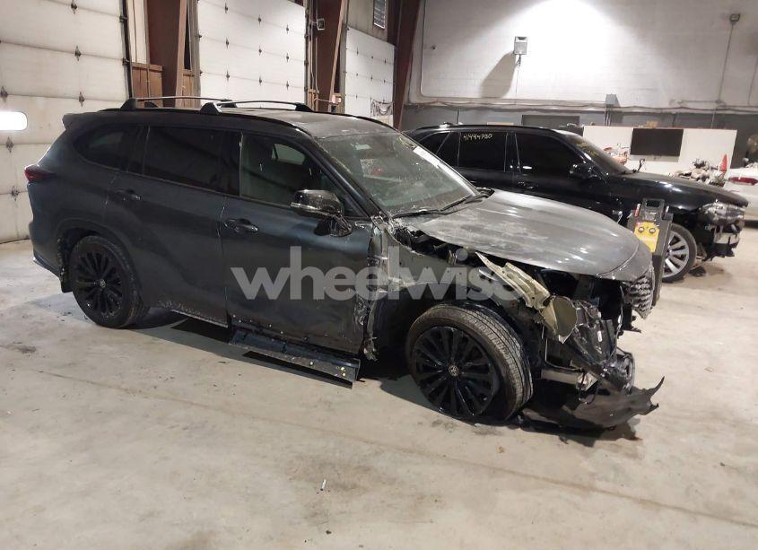 2024 Toyota Highlander XSE (VIN 5TDKDRBH2RS528556) main photo