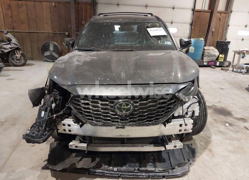 Photo 12 of 2024 Toyota Highlander XSE (VIN 5TDKDRBH2RS528556)