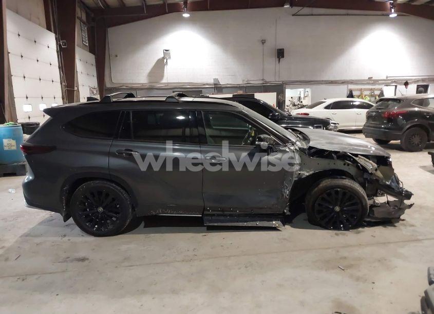 Photo 13 of 2024 Toyota Highlander XSE (VIN 5TDKDRBH2RS528556)