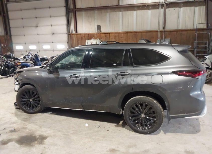 Photo 14 of 2024 Toyota Highlander XSE (VIN 5TDKDRBH2RS528556)