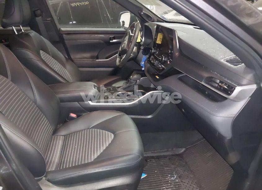 Photo 5 of 2024 Toyota Highlander XSE (VIN 5TDKDRBH2RS528556)