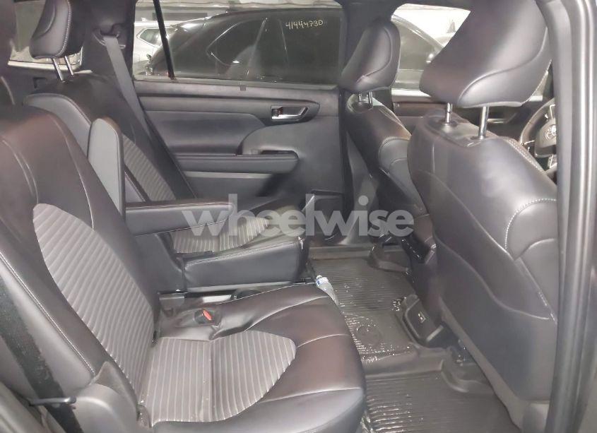 Photo 8 of 2024 Toyota Highlander XSE (VIN 5TDKDRBH2RS528556)