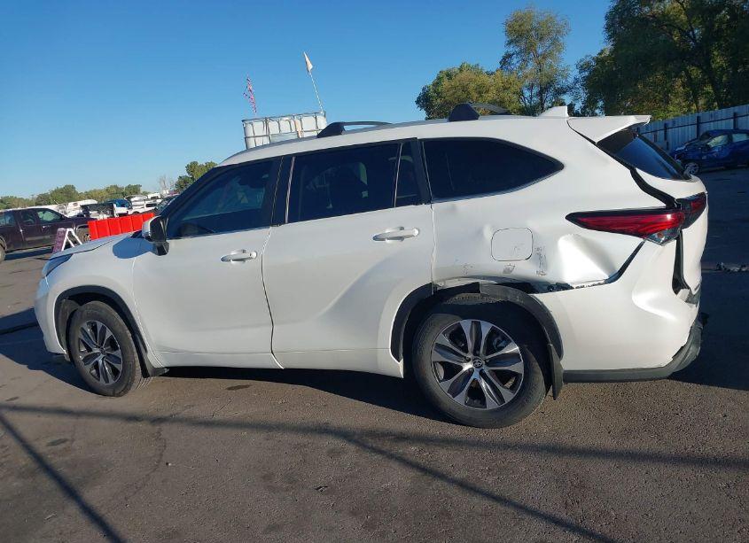 Photo 15 of 2023 Toyota Highlander XLE (VIN 5TDKDRBH3PS014809)