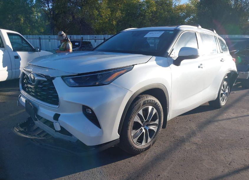 Photo 2 of 2023 Toyota Highlander XLE (VIN 5TDKDRBH3PS014809)