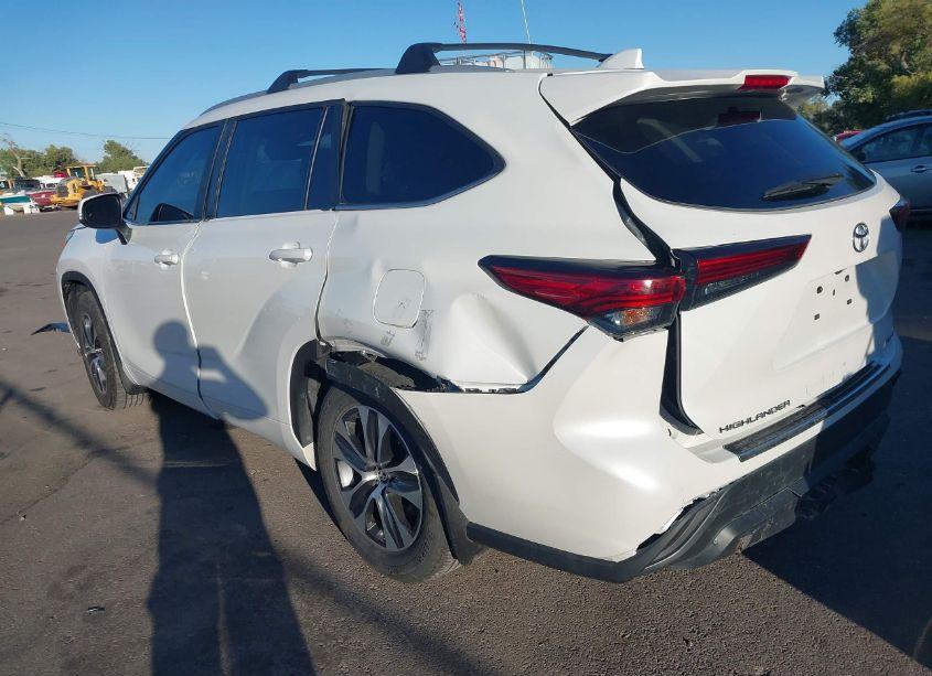 Photo 3 of 2023 Toyota Highlander XLE (VIN 5TDKDRBH3PS014809)