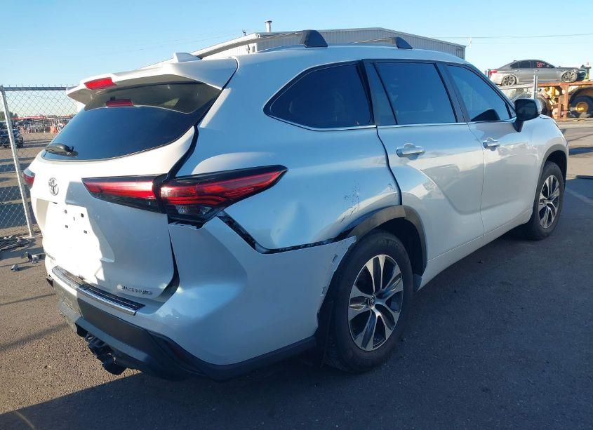 Photo 4 of 2023 Toyota Highlander XLE (VIN 5TDKDRBH3PS014809)