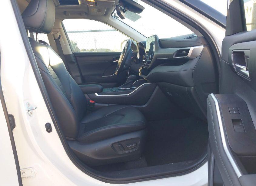 Photo 5 of 2023 Toyota Highlander XLE (VIN 5TDKDRBH3PS014809)
