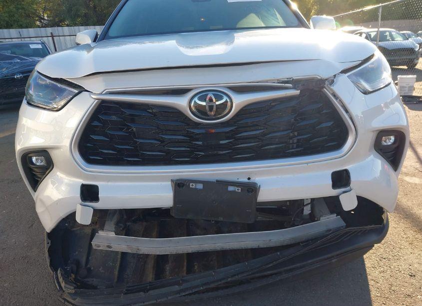 Photo 6 of 2023 Toyota Highlander XLE (VIN 5TDKDRBH3PS014809)