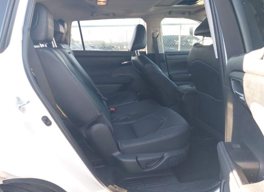 Photo 8 of 2023 Toyota Highlander XLE (VIN 5TDKDRBH3PS014809)