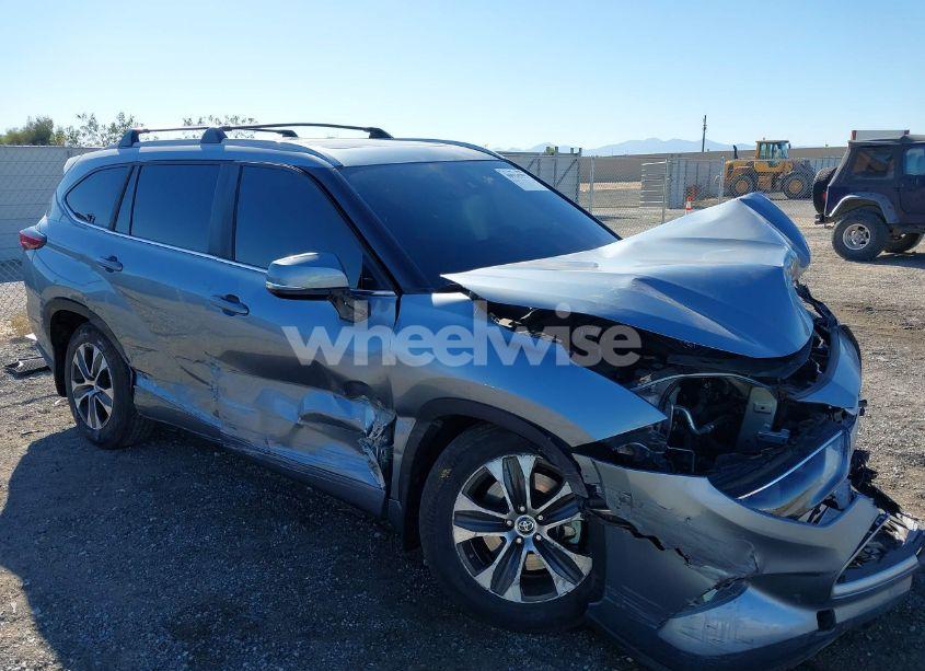 2023 Toyota Highlander XLE (VIN 5TDKDRBH3PS504019) main photo