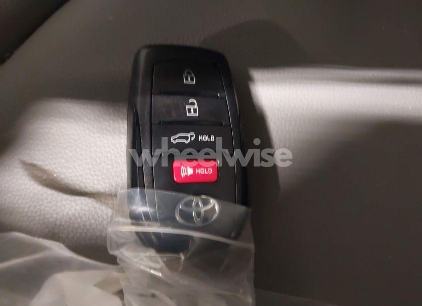 Photo 11 of 2024 Toyota Highlander XLE (VIN 5TDKDRBH3RS529165)