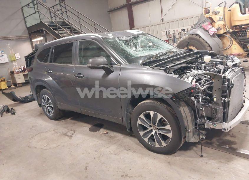 Photo 13 of 2024 Toyota Highlander XLE (VIN 5TDKDRBH3RS529165)