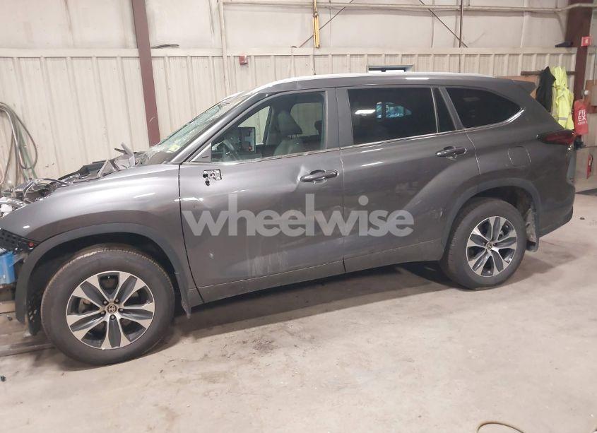 Photo 14 of 2024 Toyota Highlander XLE (VIN 5TDKDRBH3RS529165)