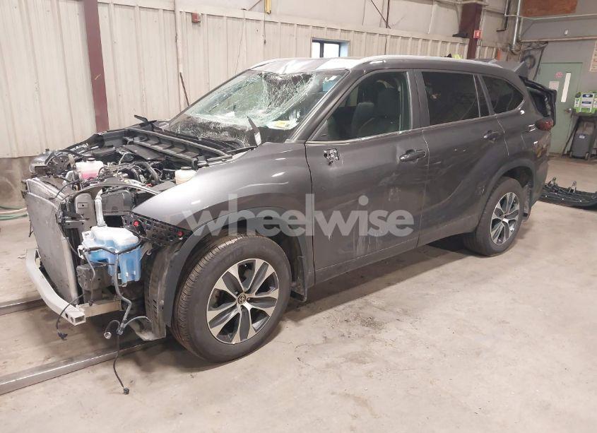 Photo 2 of 2024 Toyota Highlander XLE (VIN 5TDKDRBH3RS529165)