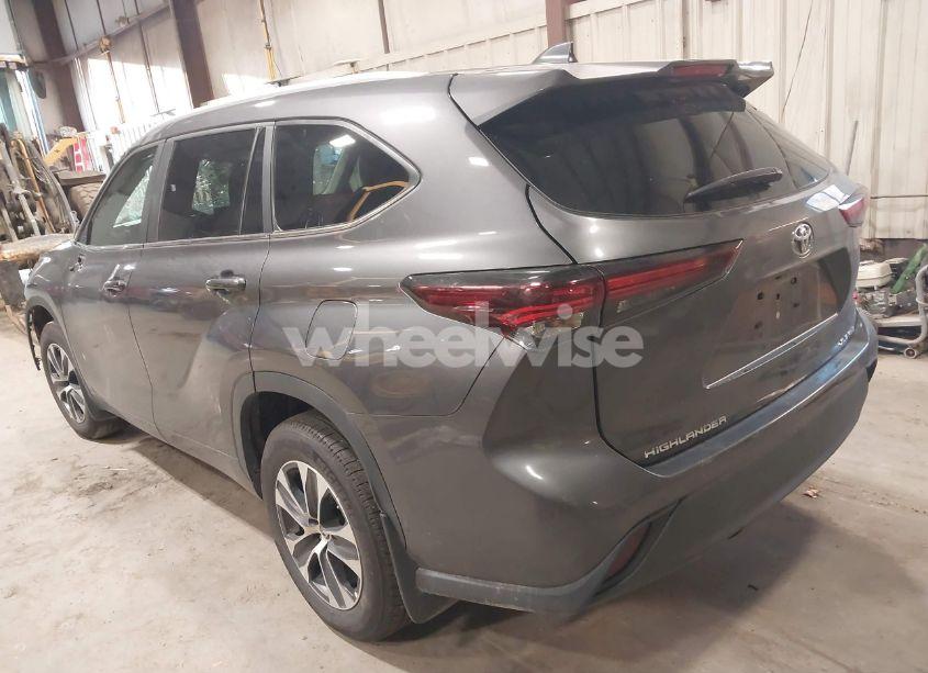 Photo 3 of 2024 Toyota Highlander XLE (VIN 5TDKDRBH3RS529165)