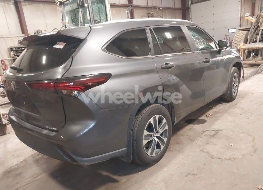 Photo 4 of 2024 Toyota Highlander XLE (VIN 5TDKDRBH3RS529165)