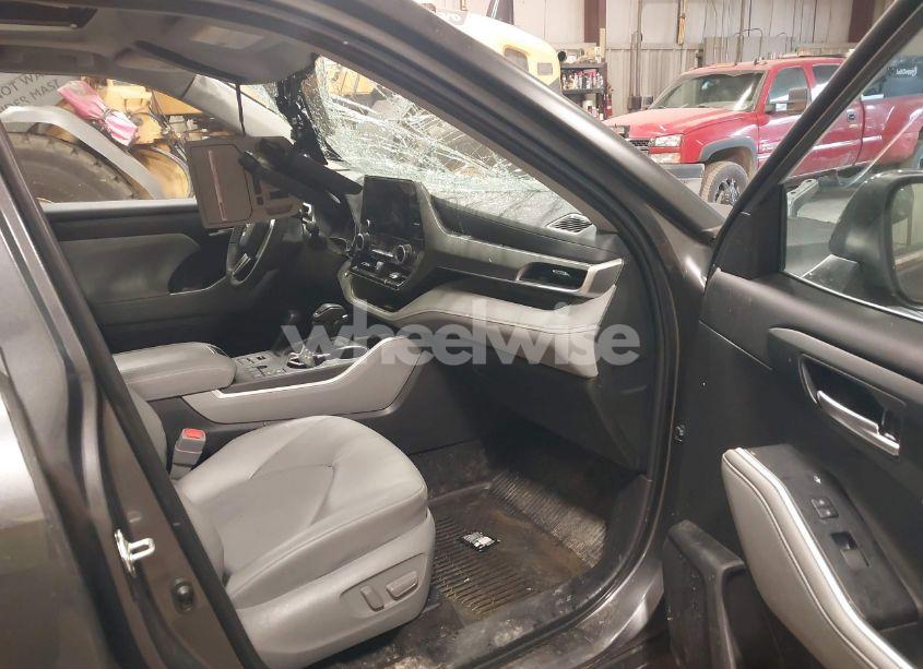 Photo 5 of 2024 Toyota Highlander XLE (VIN 5TDKDRBH3RS529165)