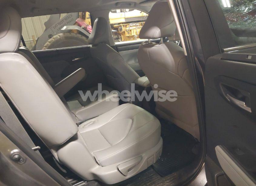 Photo 8 of 2024 Toyota Highlander XLE (VIN 5TDKDRBH3RS529165)