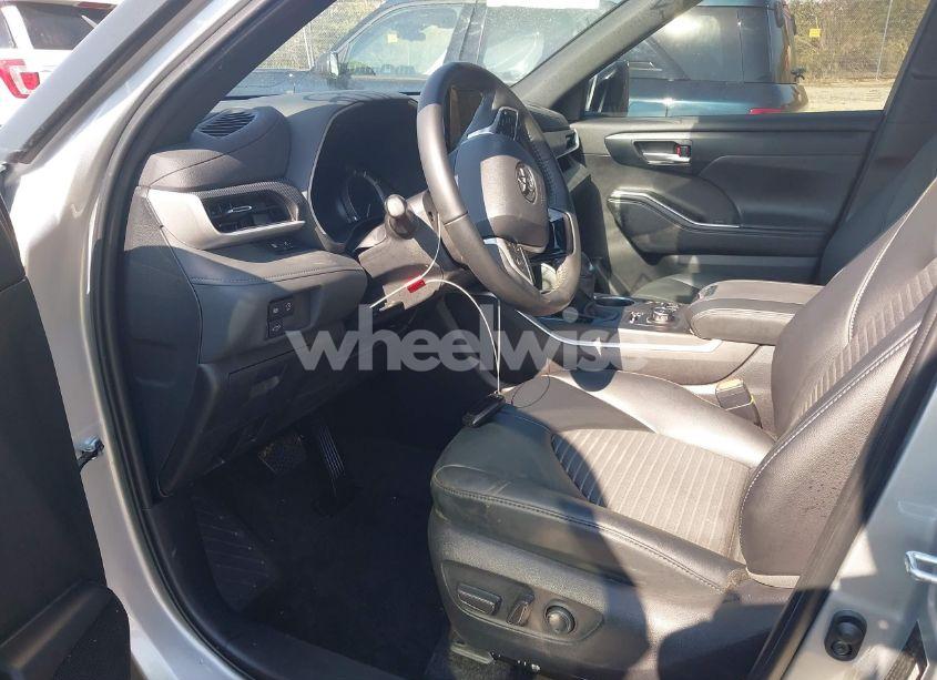 Photo 12 of 2024 Toyota Highlander XSE (VIN 5TDKDRBH3RS531904)