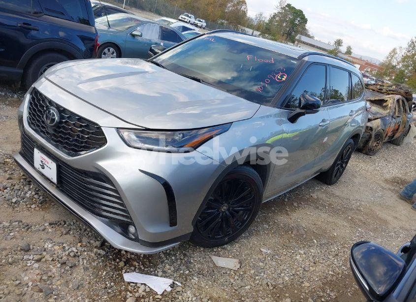 Photo 2 of 2024 Toyota Highlander XSE (VIN 5TDKDRBH3RS531904)