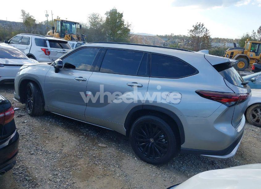 Photo 3 of 2024 Toyota Highlander XSE (VIN 5TDKDRBH3RS531904)