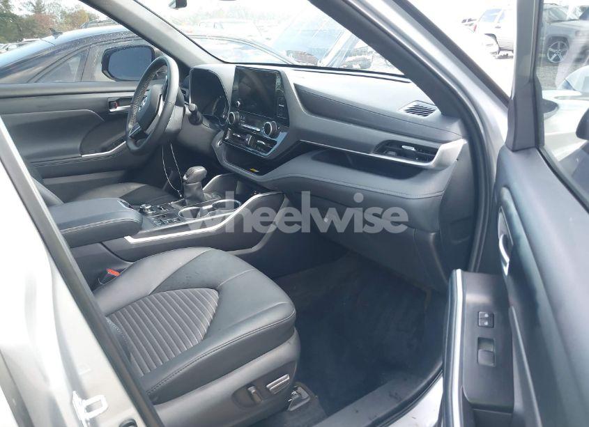 Photo 5 of 2024 Toyota Highlander XSE (VIN 5TDKDRBH3RS531904)