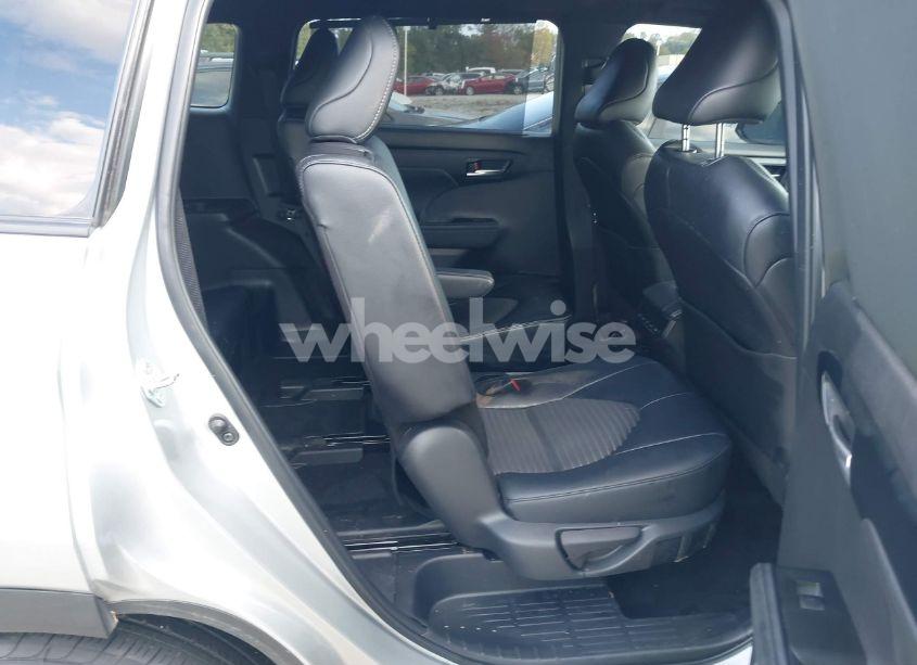 Photo 8 of 2024 Toyota Highlander XSE (VIN 5TDKDRBH3RS531904)