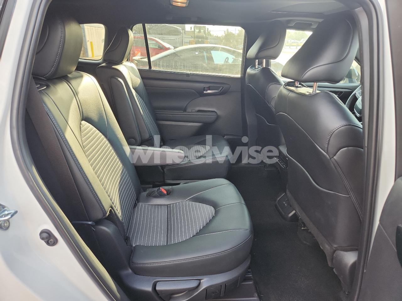 Photo 11 of 2025 TOYOTA HIGHLANDER LE (VIN 5TDKDRBH3SS586519)