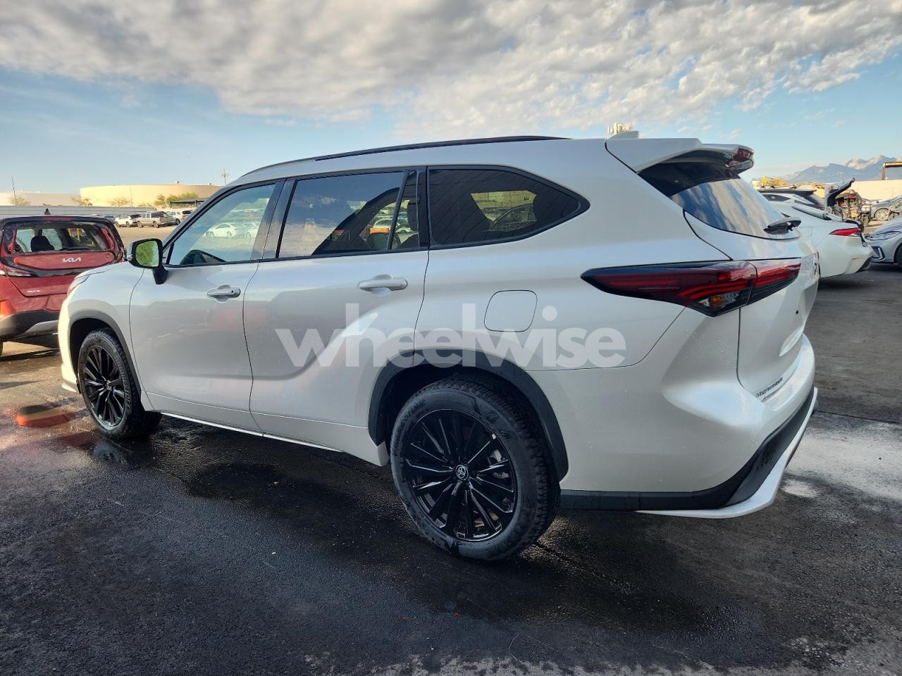 Photo 2 of 2025 TOYOTA HIGHLANDER LE (VIN 5TDKDRBH3SS586519)