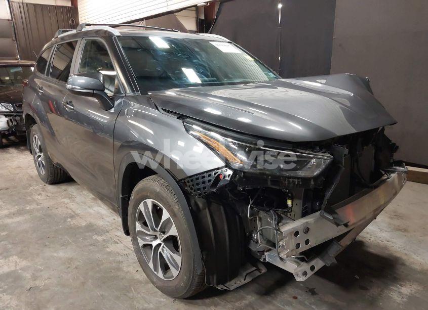 2023 Toyota Highlander XLE (VIN 5TDKDRBH4PS009022) main photo