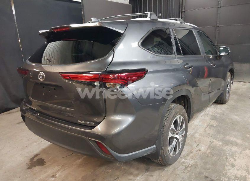 Photo 4 of 2023 Toyota Highlander XLE (VIN 5TDKDRBH4PS009022)