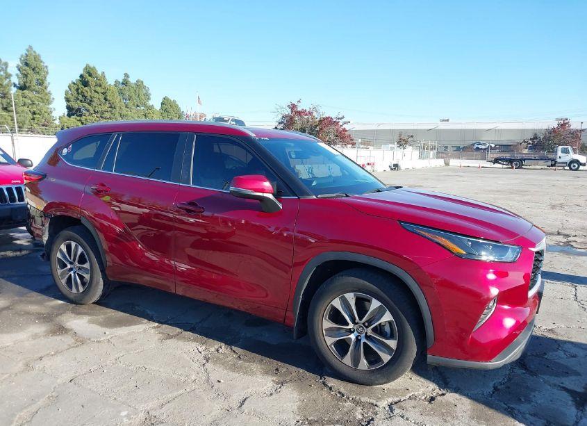 2023 Toyota Highlander XLE (VIN 5TDKDRBH4PS041579) main photo