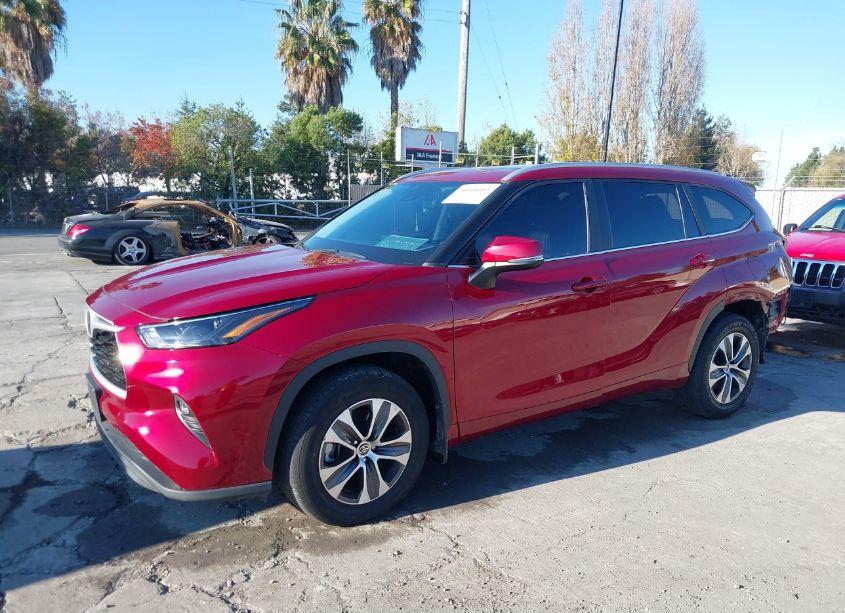 Photo 2 of 2023 Toyota Highlander XLE (VIN 5TDKDRBH4PS041579)