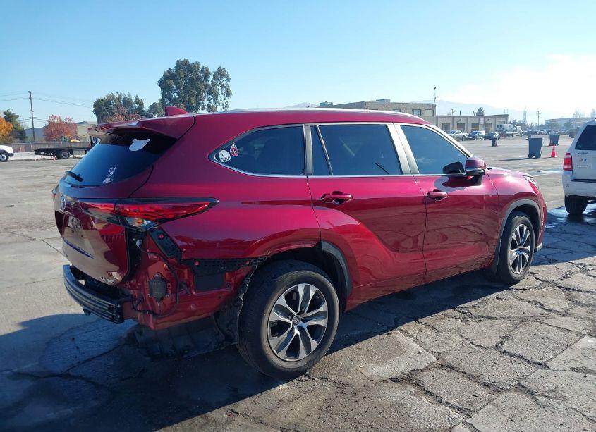 Photo 4 of 2023 Toyota Highlander XLE (VIN 5TDKDRBH4PS041579)