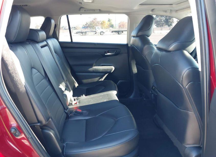 Photo 8 of 2023 Toyota Highlander XLE (VIN 5TDKDRBH4PS041579)