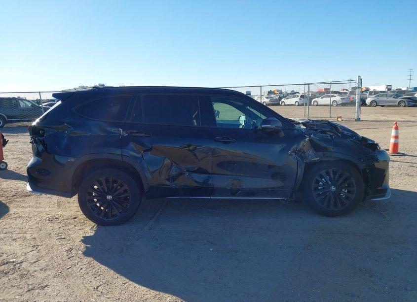 Photo 13 of 2023 Toyota Highlander XSE (VIN 5TDKDRBH4PS507981)