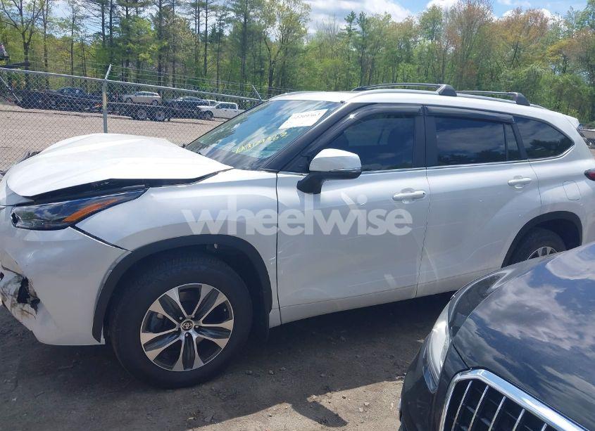 Photo 14 of 2023 Toyota Highlander XLE (VIN 5TDKDRBH4PS520231)