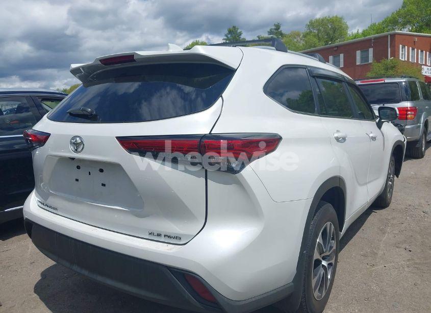 Photo 4 of 2023 Toyota Highlander XLE (VIN 5TDKDRBH4PS520231)