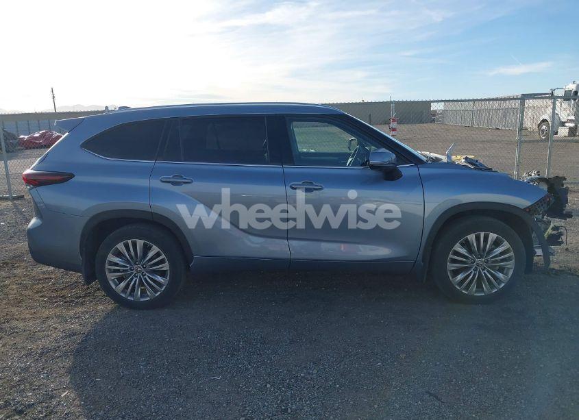 Photo 14 of 2024 Toyota Highlander PLATINUM (VIN 5TDKDRBH4RS528705)