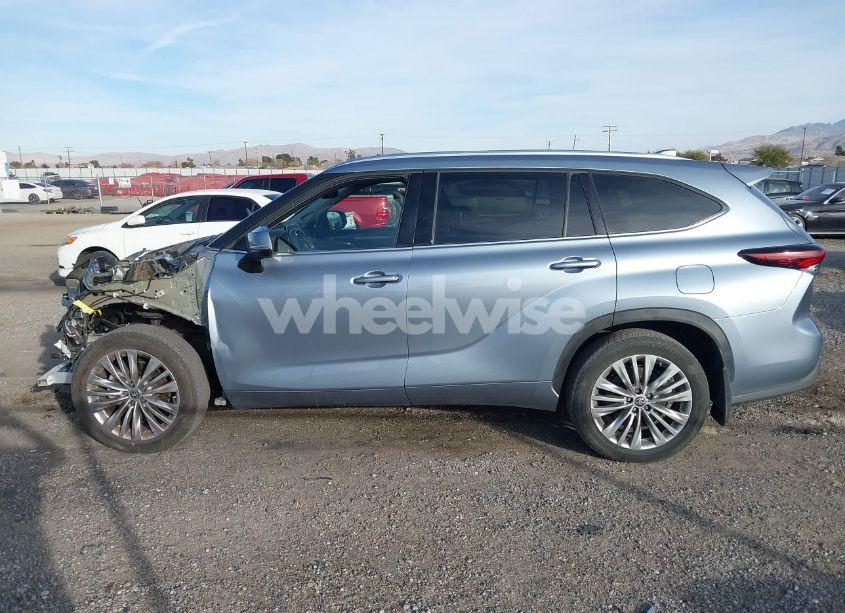 Photo 15 of 2024 Toyota Highlander PLATINUM (VIN 5TDKDRBH4RS528705)