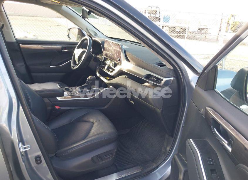 Photo 5 of 2024 Toyota Highlander PLATINUM (VIN 5TDKDRBH4RS528705)