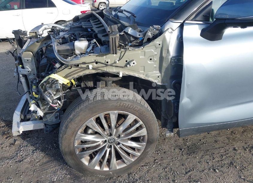 Photo 6 of 2024 Toyota Highlander PLATINUM (VIN 5TDKDRBH4RS528705)