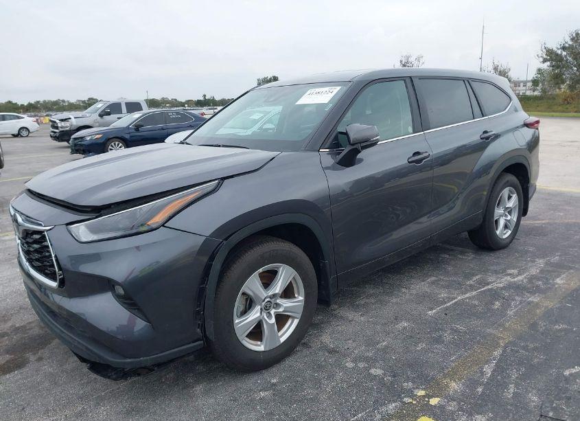 Photo 2 of 2024 Toyota Highlander LE (VIN 5TDKDRBH4RS537730)