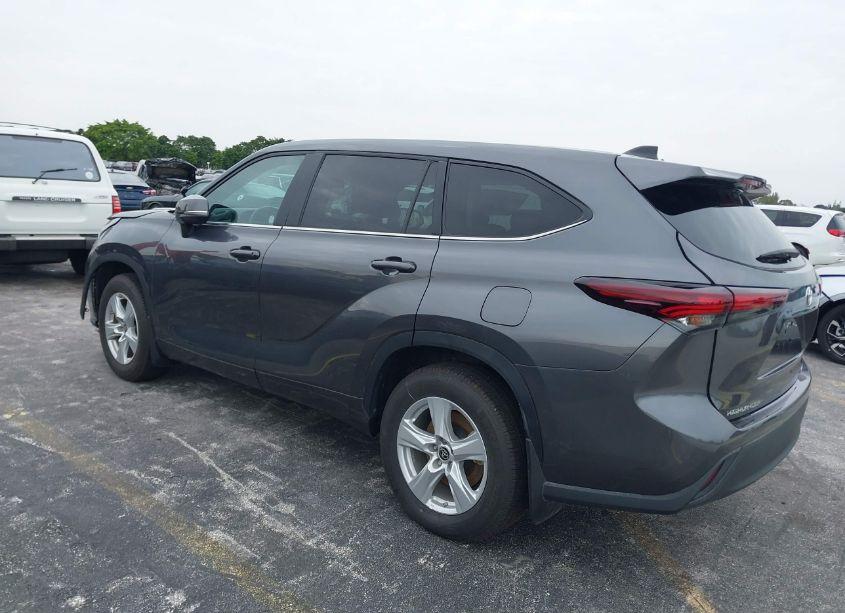 Photo 3 of 2024 Toyota Highlander LE (VIN 5TDKDRBH4RS537730)