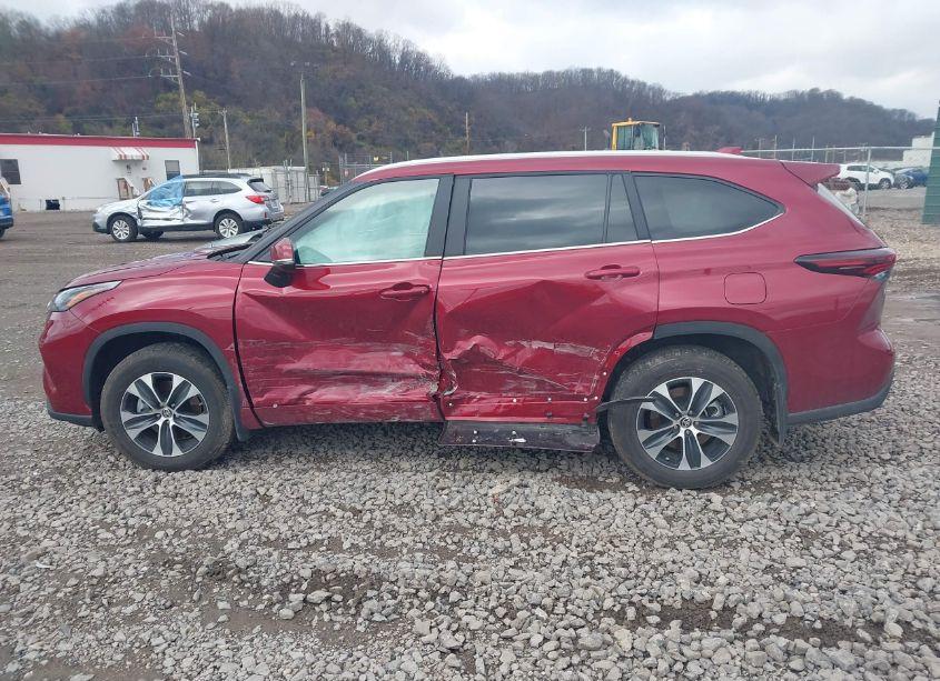 Photo 14 of 2024 Toyota Highlander XLE (VIN 5TDKDRBH4RS559209)