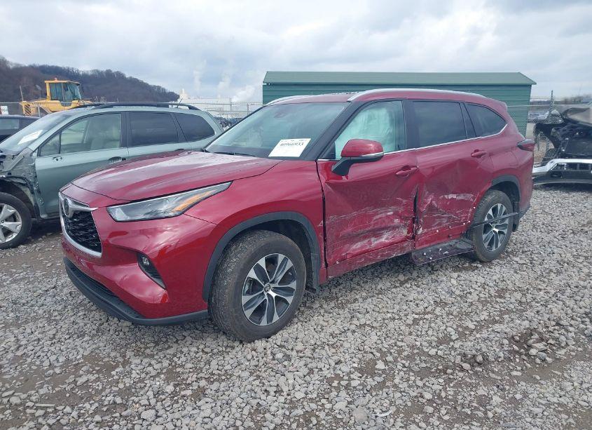 Photo 2 of 2024 Toyota Highlander XLE (VIN 5TDKDRBH4RS559209)