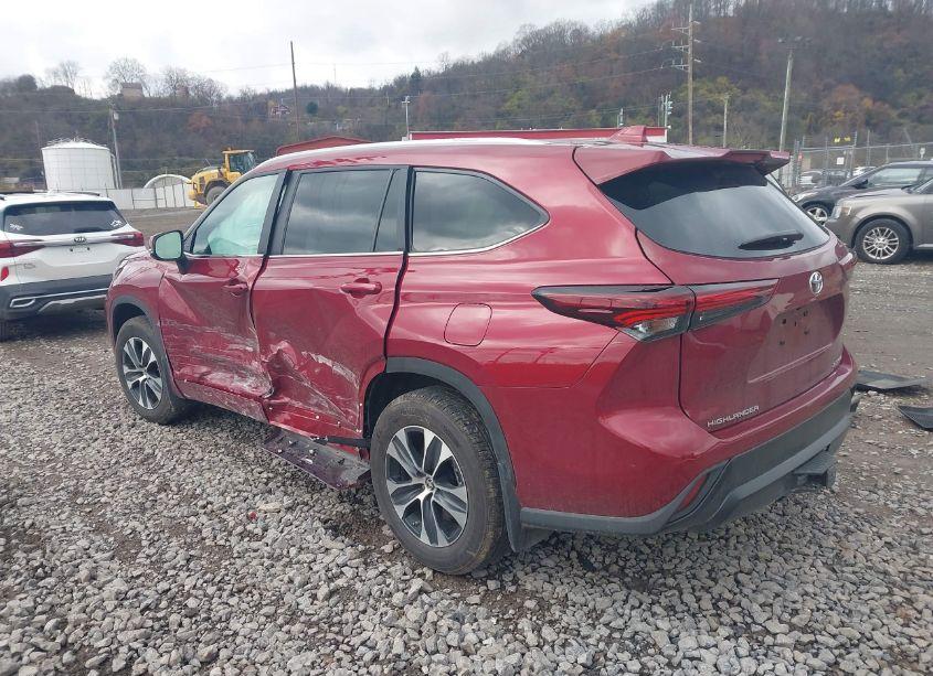 Photo 3 of 2024 Toyota Highlander XLE (VIN 5TDKDRBH4RS559209)