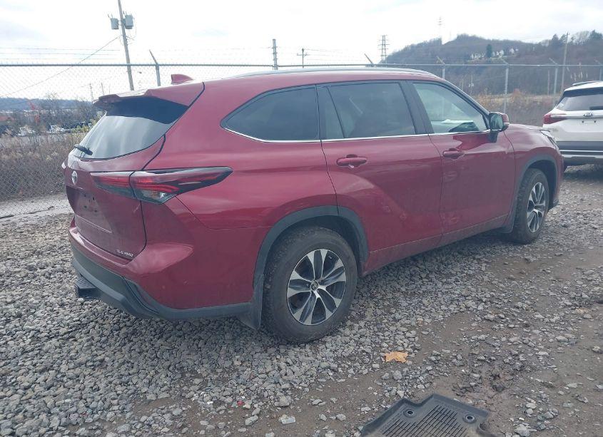 Photo 4 of 2024 Toyota Highlander XLE (VIN 5TDKDRBH4RS559209)