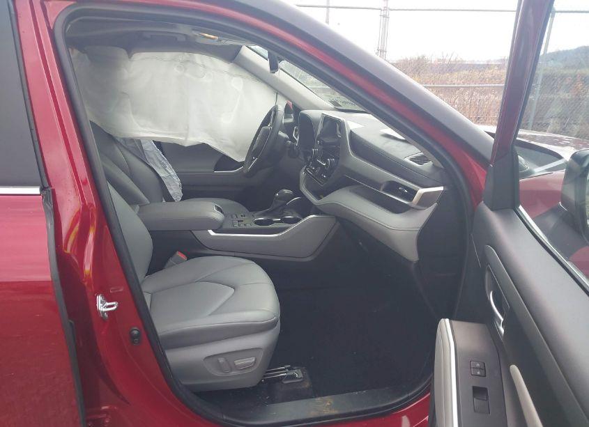 Photo 5 of 2024 Toyota Highlander XLE (VIN 5TDKDRBH4RS559209)