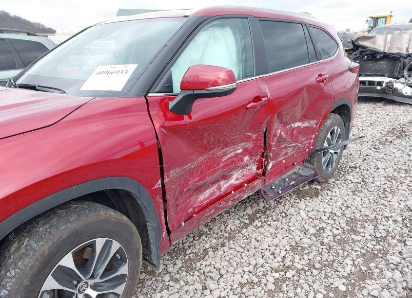 Photo 6 of 2024 Toyota Highlander XLE (VIN 5TDKDRBH4RS559209)